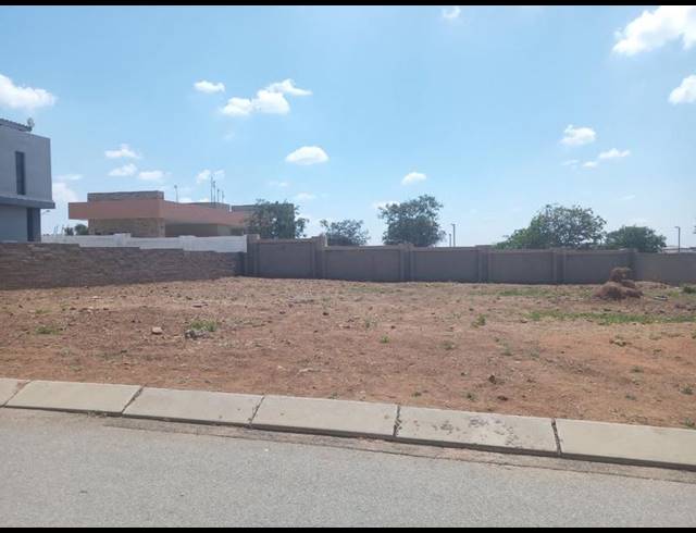 LAND FOR SALE IN WOODHILL ESTATE
